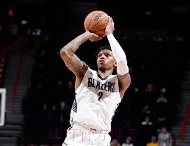 凯莱布-乐福全场18中8，三分12中5得到21分4篮板4助攻1抢断